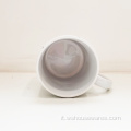 Tazza di tè pomeridiane in ceramica in primo piano